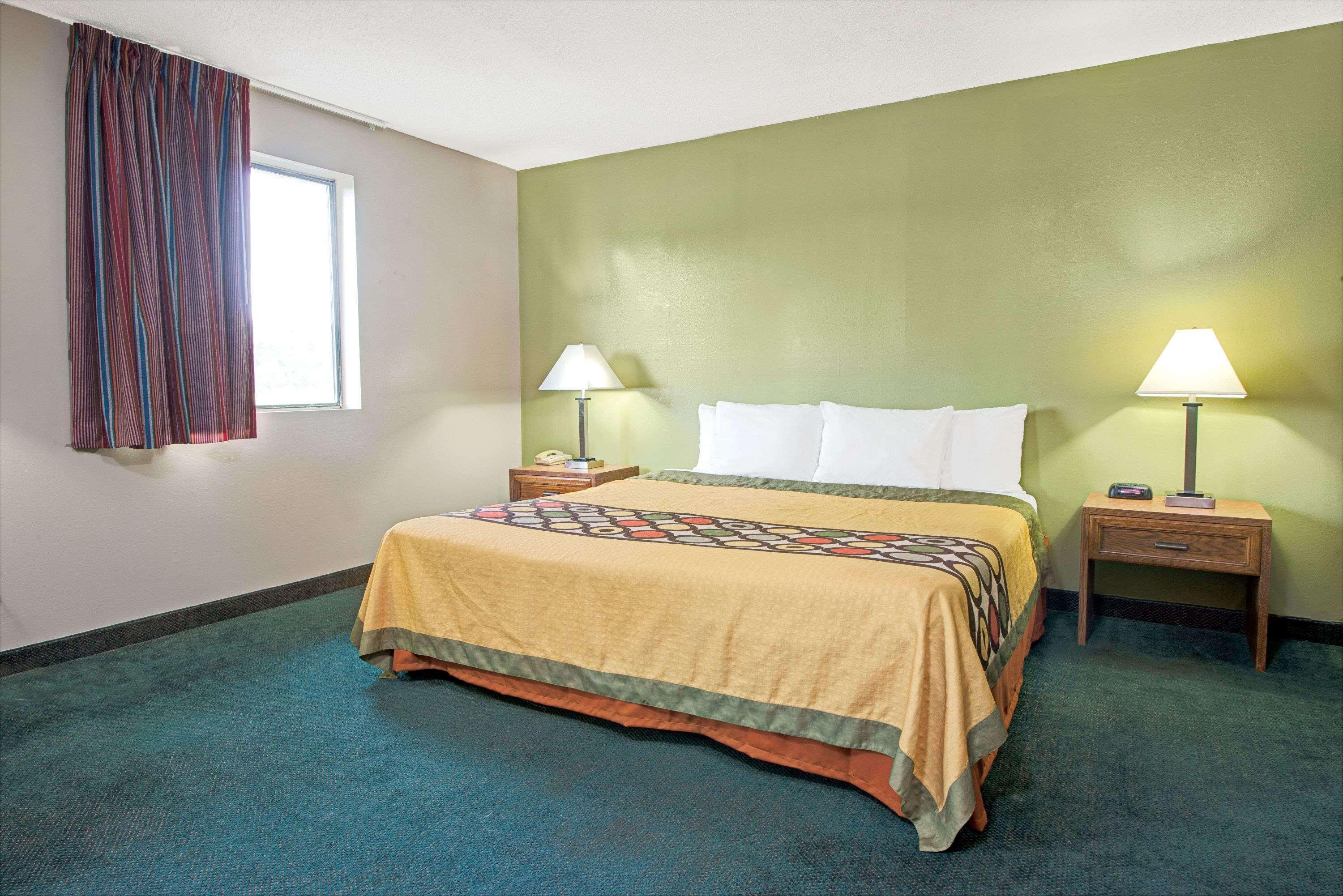 Hotel Super 8 By Wyndham Eureka/Six Flags Nearby Extérieur photo